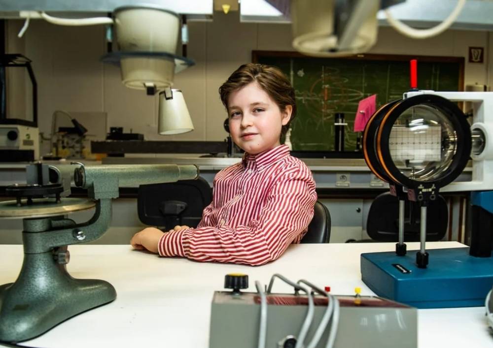 Belgium’s “Little Einstein” Earns PhD in Quantum Physics at Age 15 — Genius Breakthrough or Pressure on Young Minds?