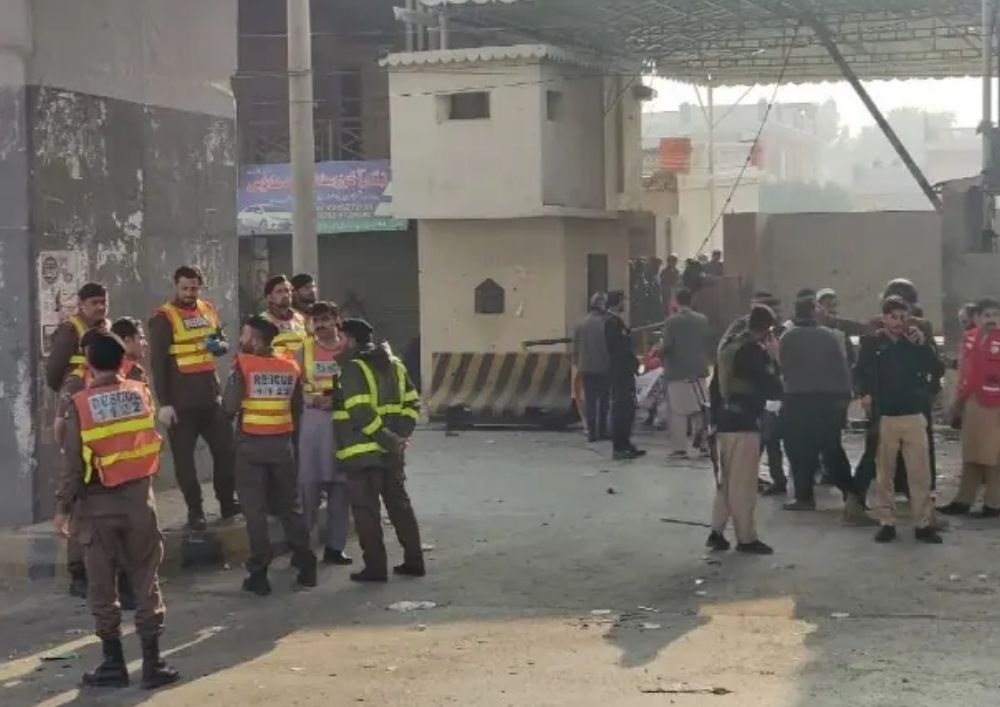 Peshawar FC Headquarters Under Heavy Militant Attack, Security Forces Kill Three